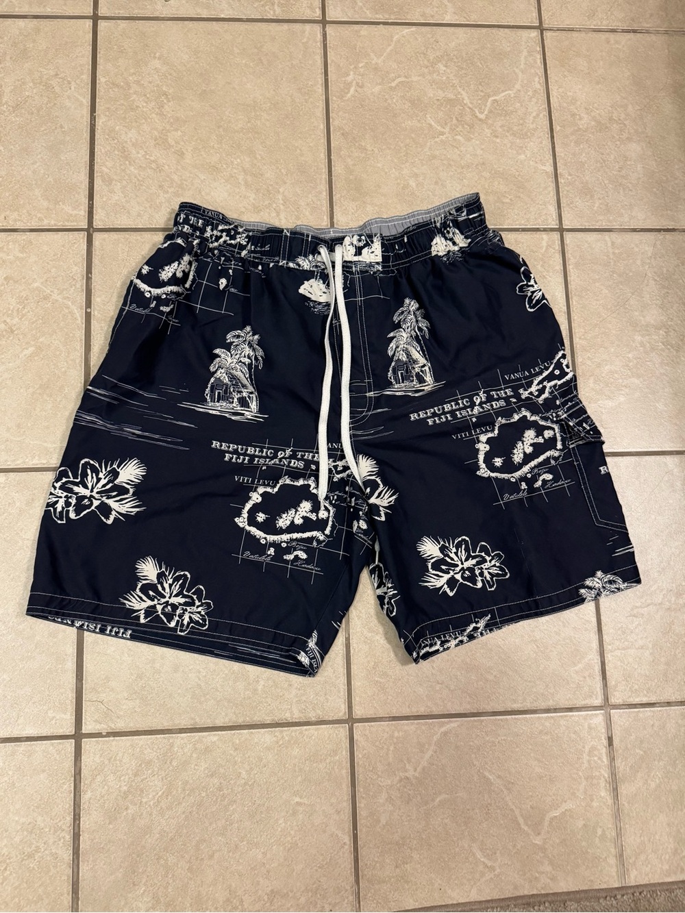 Men's size XL Croft & Barrow Navy Blue Floral Swim Trunks with White Drawstring
